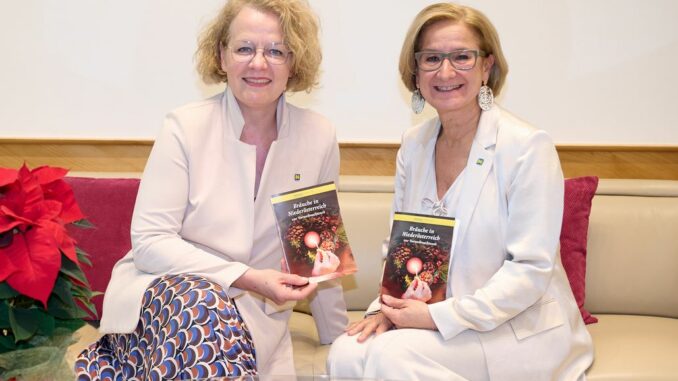 Landeshauptfrau Johanna Mikl-Leitner und Landesrätin Christiane Teschl-Hofmeister mit der neuen Broschüre „Bräuche in Niederösterreich zur Vorweihnachtszeit“. © NLK Pfeiffer